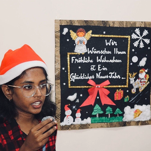 Students delivering motivating speeches in German and English during the Christmas celebration.